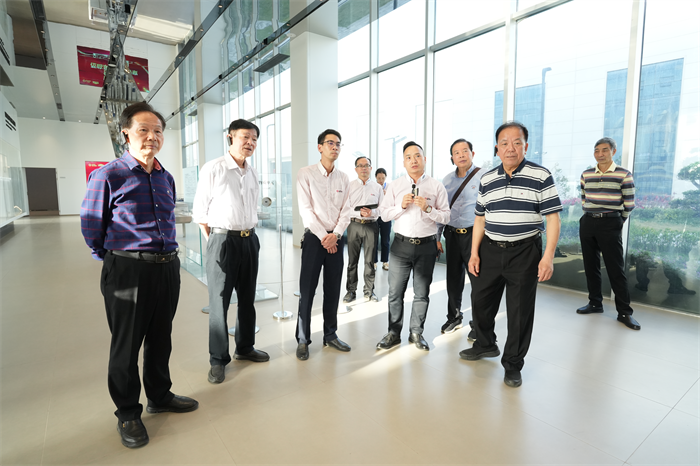 Delegace z Quanzhou Federation of Enterprises and Entrepreneurs navštívila Quangong Machinery Co., Ltd.