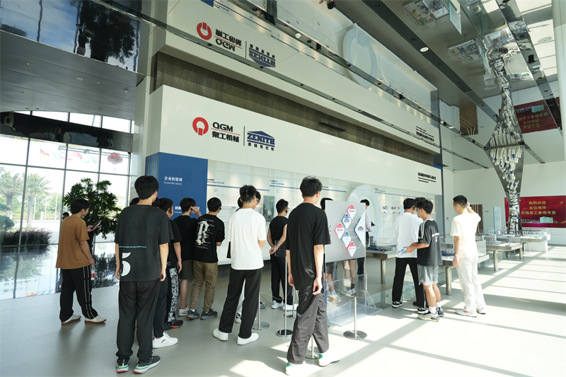 Liming Vocational University navštívila Fujian Quangong Machinery Co., Ltd kvůli programu rozvoje pracovních míst.