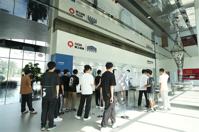 Liming Vocational University navštívila Fujian Quangong Machinery Co., Ltd kvůli programu rozvoje pracovních míst.