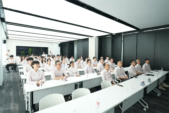 QGM: Společně sledovat vojenskou přehlídku a sbírat síly k postupu