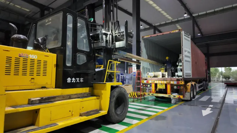 Masivní lodě nesou důvěru a inteligentně vyrobené vybavení míří do destinací po celém světě.