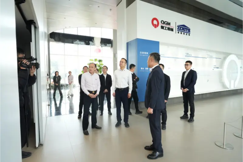 Vláda a podniky spolupracují na podpoře rozvoje; výzkum na místě zahřeje srdce podniků.