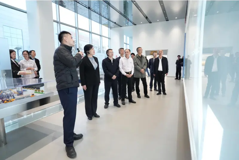 Pan Liu Min, zástupce generálního ředitele Úřadu pro soukromou ekonomiku v Národní komisi pro rozvoj a reformy (NDRC), a jeho delegace navštívili společnost Quangong Machinery Co., Ltd. na inspekci a výzkum.