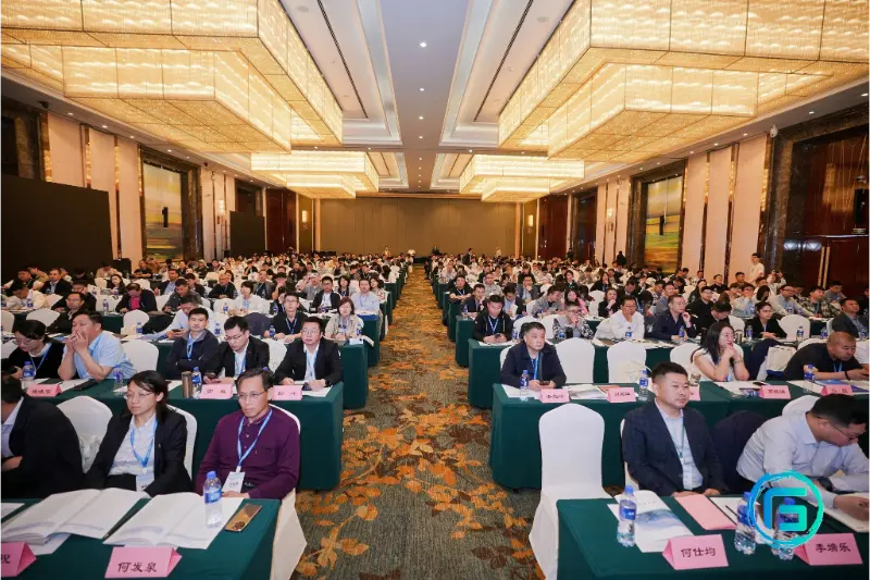 Quangong Machinery Co., Ltd. vystupuje na konferenci o využití pevného odpadu, sdílí úspěchy v oblasti blokových lisovacích strojů