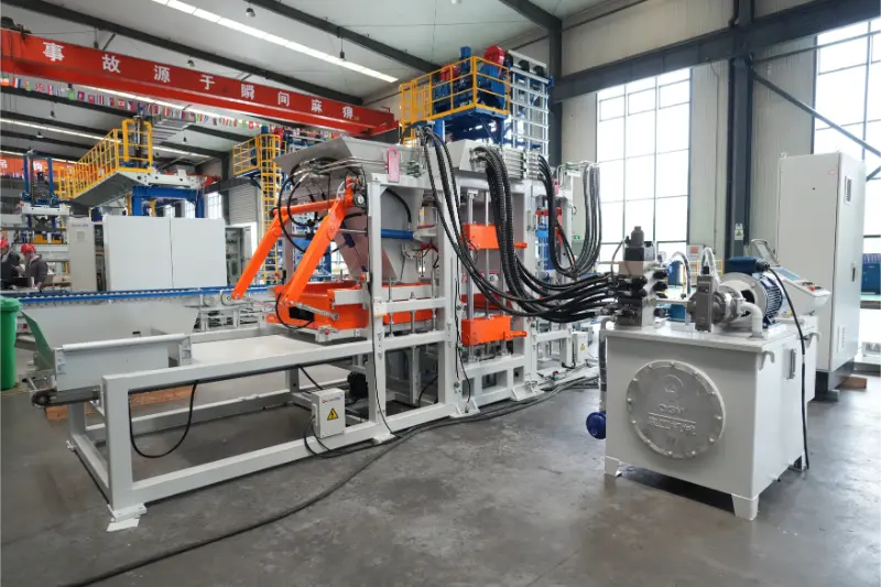 Plně automatická výrobní linka na výrobu cihel QT6 společnosti Quangong Machinery Co., Ltd. umožňuje vysoce ziskovou výrobu cihel z pevného odpadu