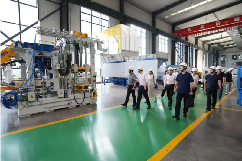 Úředníci z ministerstva průmyslu a informačních technologií provincie Fujian navštívili společnost Quangong Machinery Co., Ltd. za účelem inspekce a poradenství
