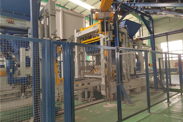 Projekt stroje na výrobu betonových bloků Zenith1500-2 Uveden do provozu a pomáhá při výstavbě města Mali